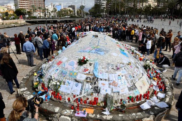 Plaza de Almería convertida en lugar de homenaje al niño Gabriel. :: e.p./