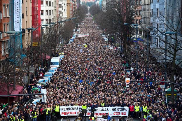 Multitudinaria manifestación el sábado en Bilbao a favor de unas pensiones dignas. :: Vincent West / reuters/
