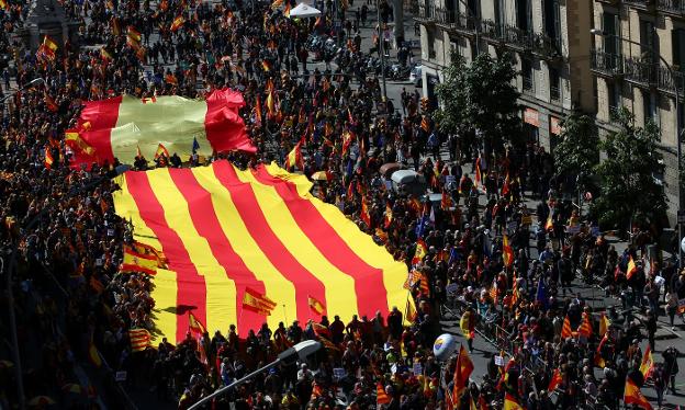 Dos grandes banderas española y catalana se desplegaron en la manifestación constitucionalista celebrada ayer en el centro de Barcelona. :: Albert Gea/ reuters/