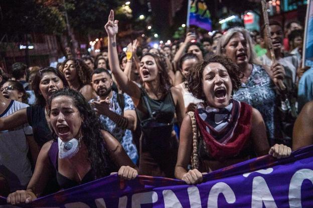 Un grupo de mujeres protesta en Río de Janeiro por el asesinato de Marielle Franco. :: Mauro Pimentel / afp/