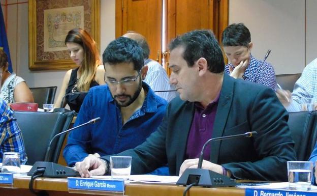 Los concejales Juan Ramón Hernández y Enrique García, durante un pleno. /