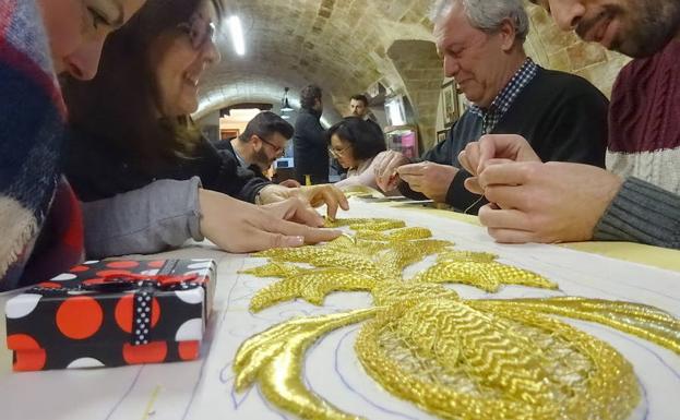Imagen de archivo de un taller de bordado en oro. /