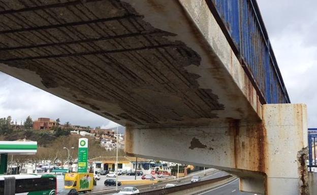 El óxido es uno de los principales problema de la pasarela, aunque no el único. /