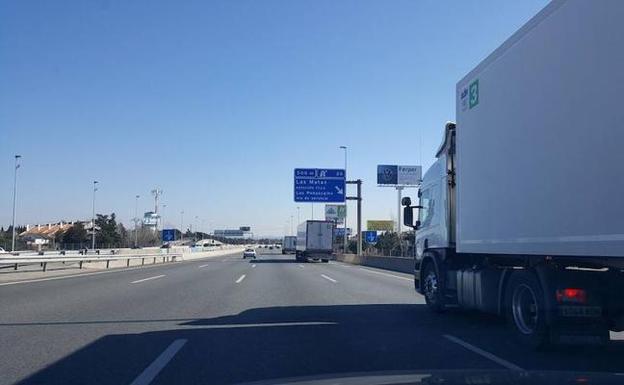 Los camiones circulan a una misma velocidad constante y con distancias de seguridad suficientes, lo que optimiza el consumo de combustible. /SUR
