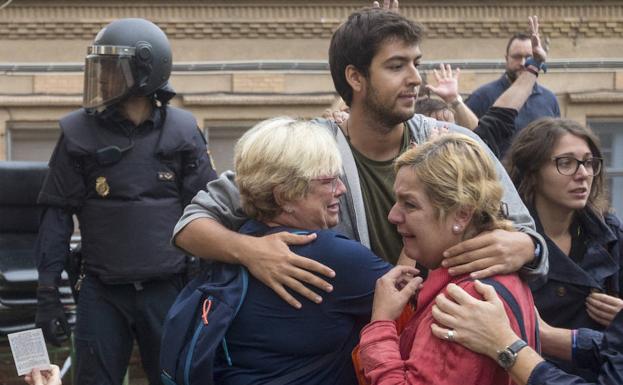 Dos mujeres lloran tras la actuación policial el 1-O./Efe