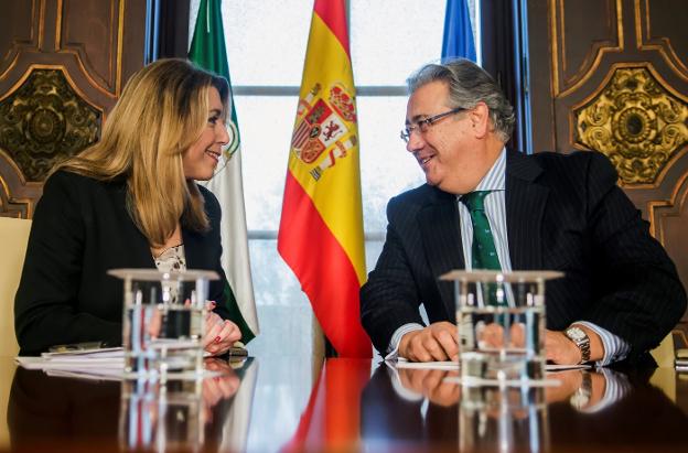 La presidenta de la Junta, Susana Díaz, y el ministro del Interior, Juan Ignacio Zoido. :: raúl caro. efe/