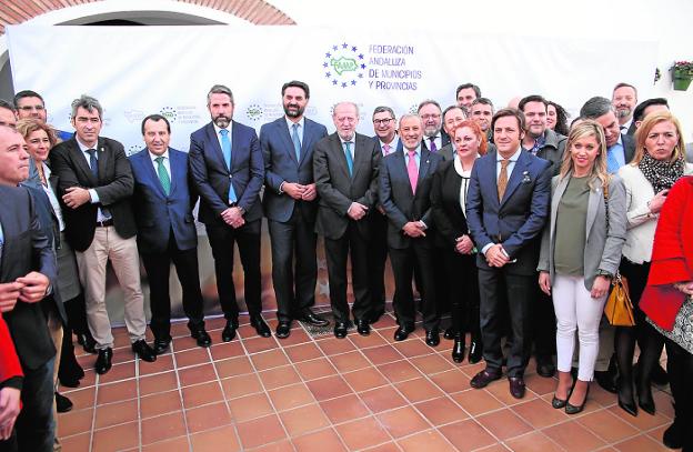 Javier Fernández junto al presidente de la FAMP, el alcalde de Mijas y otros alcaldes de la Costa. :: i. g./