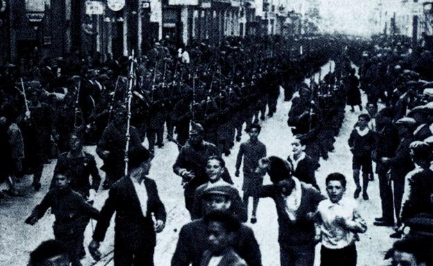 Las tropas de la Legión en calle Larios la mañana del Jueves Santo 2 de abril de 1931 tras el desembarco en el puerto.