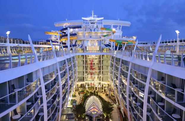 Vista de la cubierta central del 'Symphony of the Seas', que será presentado en Málaga. /