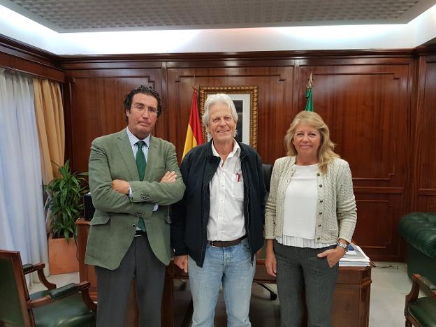 El secretario de la Triple A, Jan Weima, junto a Carlos Alcalá y Ángeles Muñoz, el lunes en Alcaldía./SUR