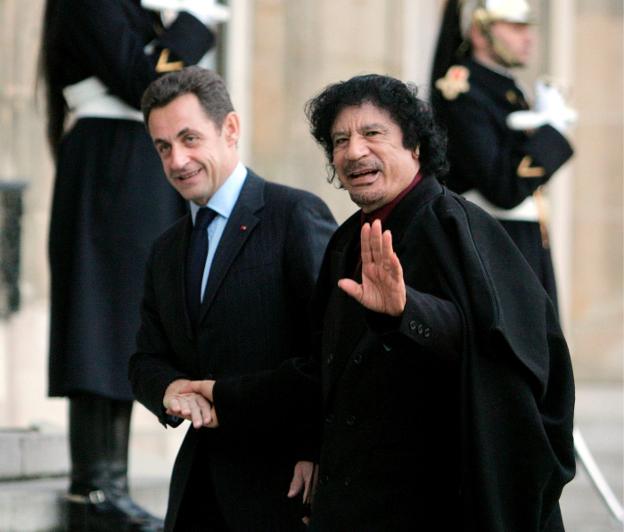 El entonces presidente francés, Nicolas Sarkozy, recibió en 2007 en el Elíseo al líder libio, Muamar Gadafi. :: maya vidon / efe/
