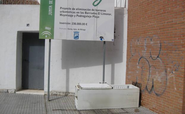 La nevera, en la acera.