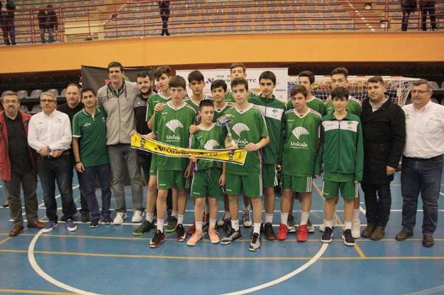 El equipo de Unicaja recoge el trofeo tras ganar al Andújar. ::/ SUR