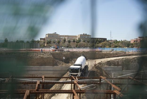 Aspecto de una de las obras que se ejecutan en Teatinos. :: francis silva/