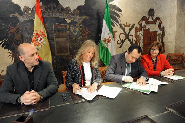 Ángeles Muñoz y José Luis Ruiz Espejo firman el protocolo de cesión en presencia de Manuel Osorio y Josefa López. :: j-lanza/