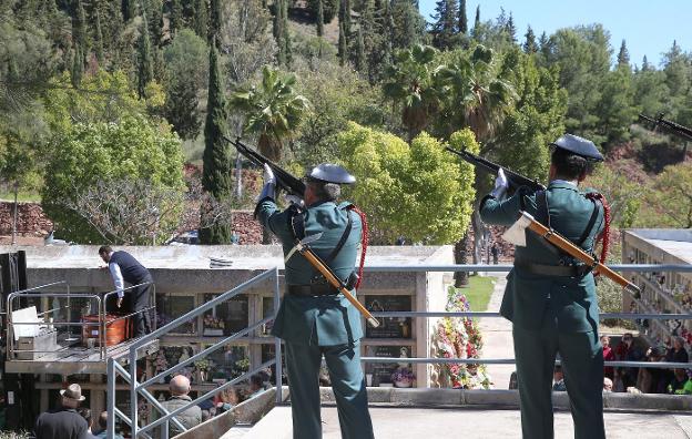 Momento en el que se dispararon las salvas durante la despedida en Parcemasa del cabo primero Diego Díaz. :: salvador salas/