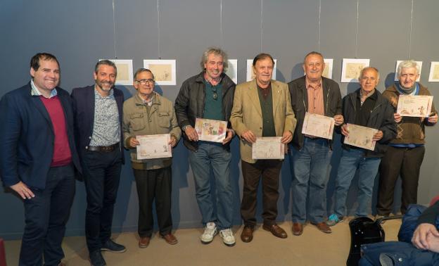 Los participantes, ayer con sus dibujos hechos hace 60 años. /Eugenio Cabezas
