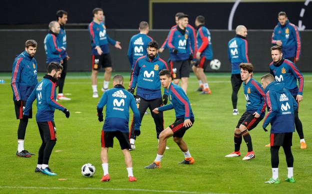 Varios internacionales participan en distintos rondos durante la sesión de entrenamiento previa de ayer en Düsseldorf. :: EFE/
