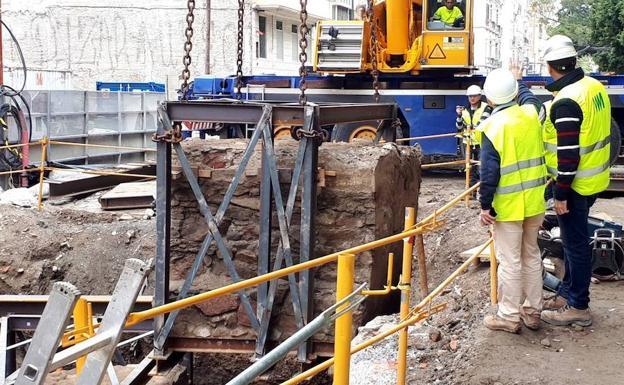 Parte del muro recuperado durante las obras del metro/