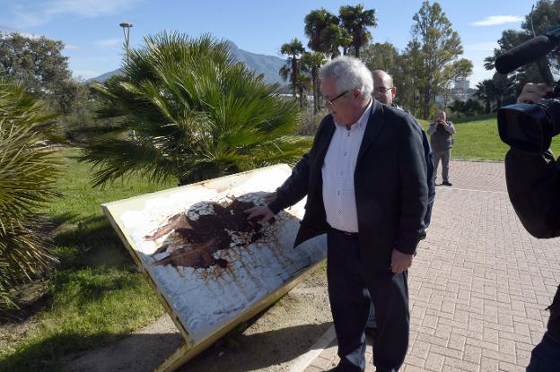 El teniente de alcalde, junto a uno de los paneles del parque con la superficie oxidada. /Josele-Lanza -