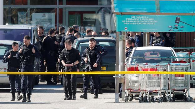 Efectivos de la Gendarmería Nacional francesa, ayer, en el supermercado de la cadena Système U de Trèbes. :: Guillaume Horcajuelo / efe/