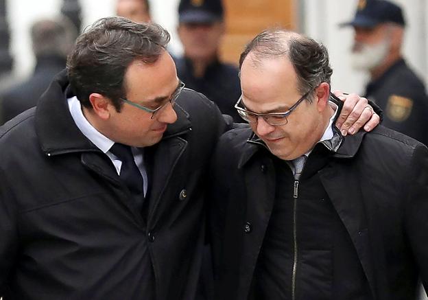 Josep Rull abraza a Jordi Turull ayer a su llegada al Tribuna Supremo, donde poco después se decretó su ingreso en prisión. :: S. VERA / REUTERS/