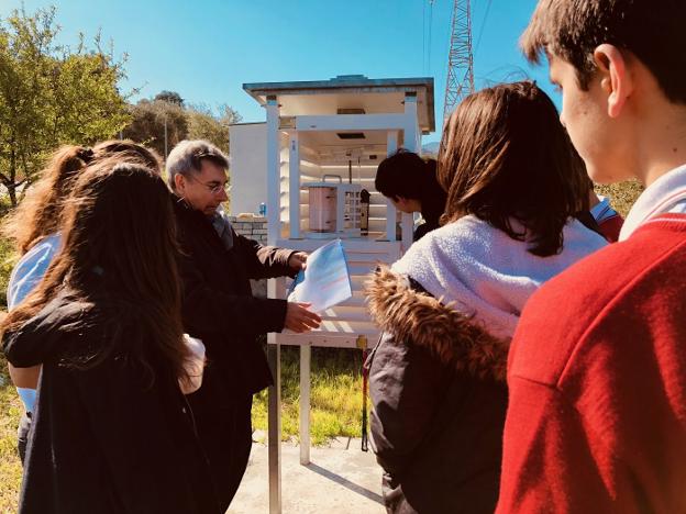 Alumnos de El Pinar recogen datos de la estación de AEMET con el profesor Antonio Santiago/F. T.