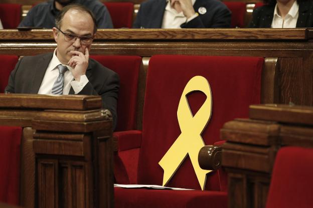 Jordi Turull, el jueves, junto al asiento de Puigdemont. :: efe/