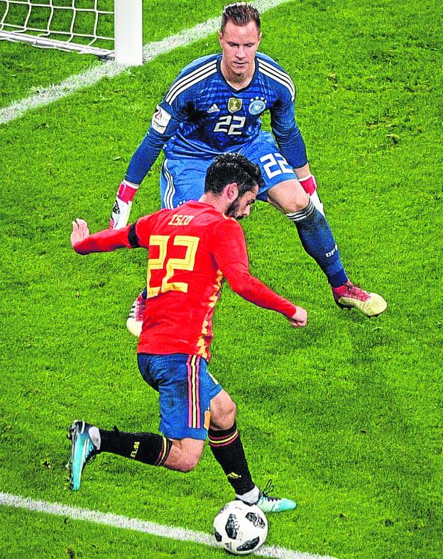 Isco encara a Ter Stegen en el partido disputado entre Alemania y España el viernes. :: efe/
