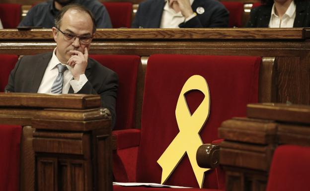 Jordi Turull, el jueves, junto al asiento de Puigdemont en el Parlament./Efe