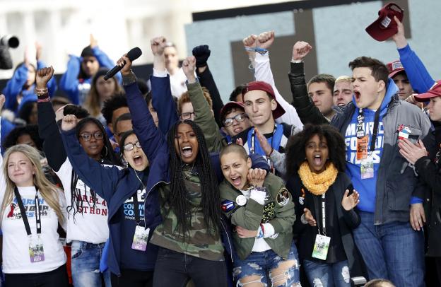Supervivientes del tiroteo de Florida como Tyra Hemans y Emma Gonzalez (en el centro), en la protesta. :: aaron p. bernstein / Reuters/