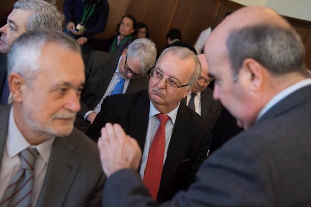 El exconsejero de Empleo Antonio Fernández, ayer junto al expresidente José Antonio Griñán y al exconsejero Gaspar Zarrías. :: efe/