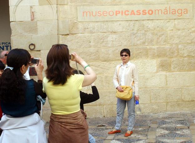 Turistas asiáticos inmortalizan su paso por el Museo Picasso Málaga./SUR