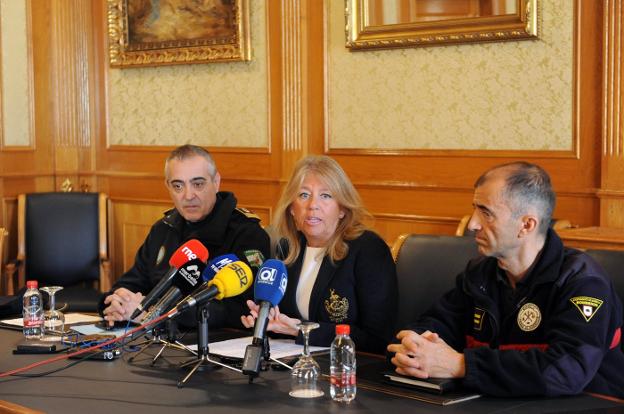 Ángeles Muñoz, junto a los jefes de Policía Local y Bomberos./J. L.
