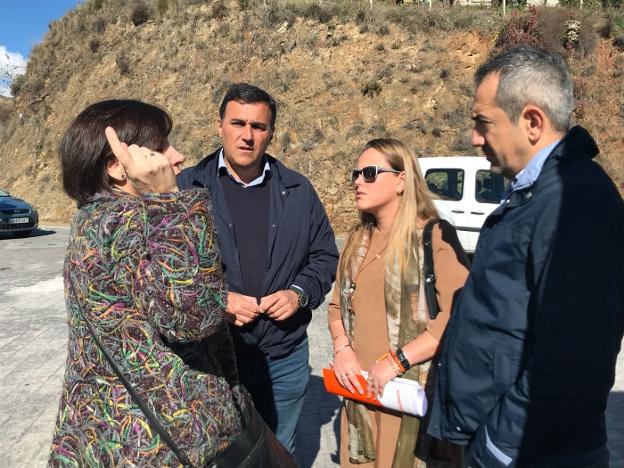 Carlos Hernández y Elena Aguilar, en una visita a Benagalbón. /E. C.