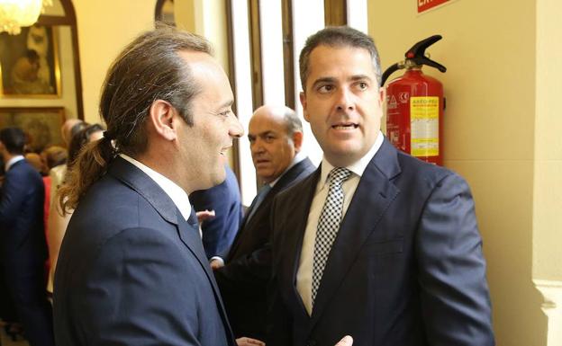 Imagen de archivo de Juan Cassá (Cs) y Carlos Conde (PP), que ultiman un acuerdo sobre presupuestos. /SUR