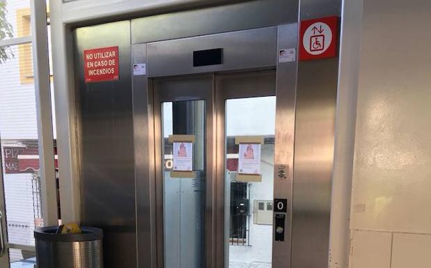 El ascensor de Los Boliches se encuentra parado desde hace varias semanas./I. G.