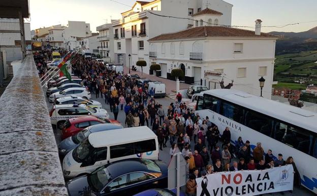 Concentración ciudadana celebrada ayer en Manilva en repulsa contra la violencia. /Charo Márquez