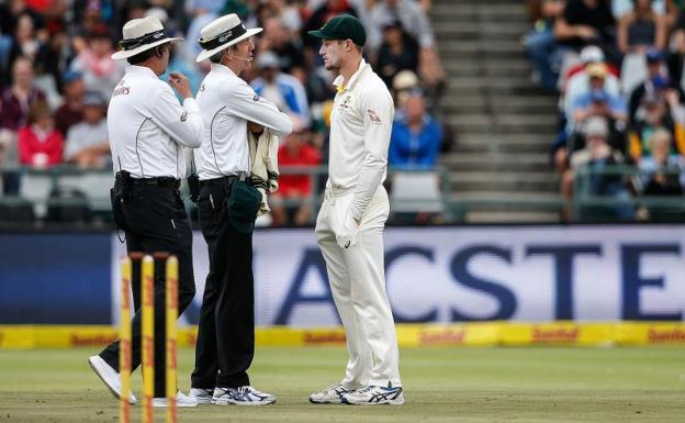 Cameron Bancroft (d), el jugador sosprendido manipulando la pelota. /AFP