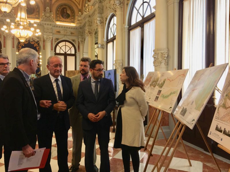 Marín Malavé le explica el proyecto a De la Torre en presencia de Cardador, Pomares y Del Corral.
