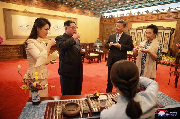 Kim Jong-un y el presidente chino, Xi Jinping, acompañados por sus respectivas esposas, durante el encuentro en Pekín. :: efe/