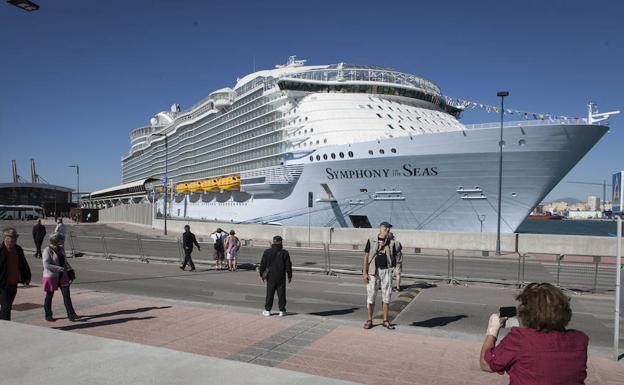 Vista del ‘Symphony of the Seas’ en su estreno en Málaga el pasado martes./Jesús Domínguez