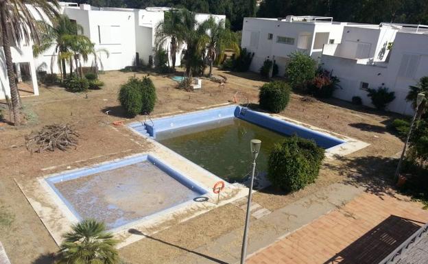 Una de las acciones que se han ejecutado ha sido la limpieza de las zonas verdes del hotel . /I. G.