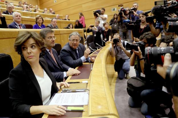 La vicepresidenta y los ministros de Justicia e Interior, durante el debate del Senado para aprobar en octubre pasado la aplicación del artículo 155. :: kiko huesca / efe/