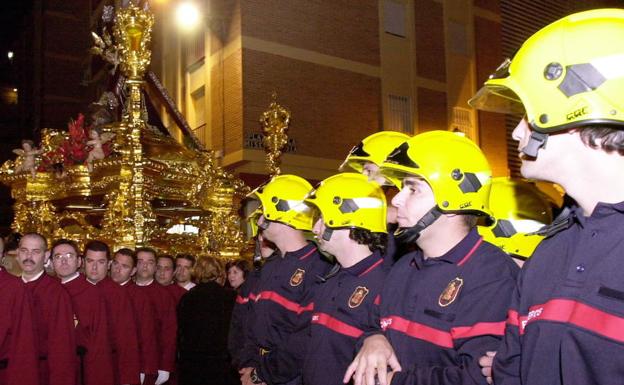 Los bomberos participan en el desfile de Misericordia, como en esta foto hace unos años. /SUR