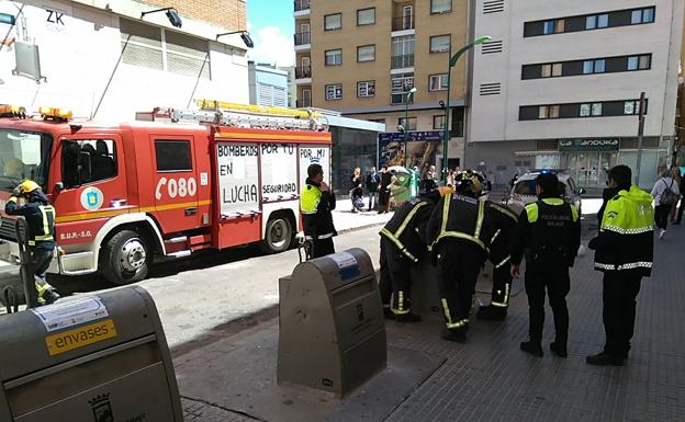 Efectivos durante el rescate del hombre. /SUR