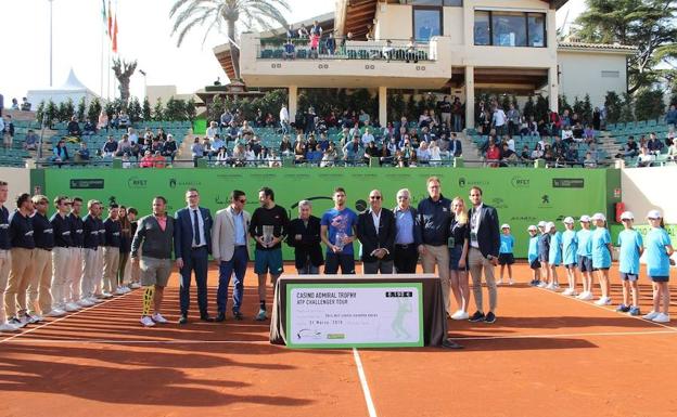 Los finalistas posan junto a los organizadores del torneo./SUR