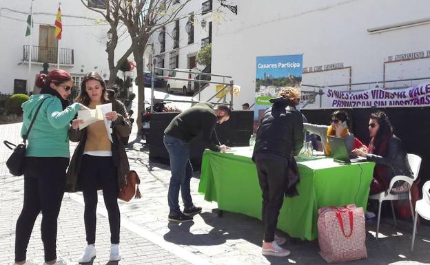 La mesa de votación instalada en Casares pueblo./Charo Márquez