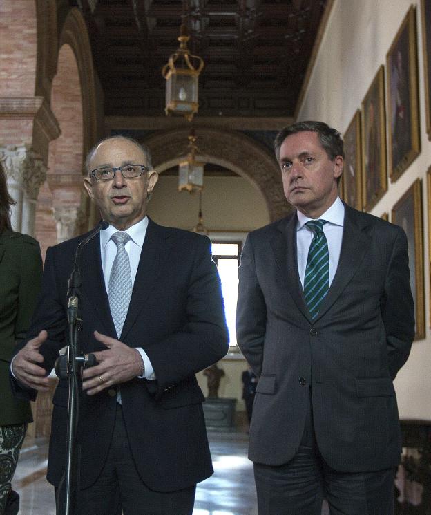 El ministro de Hacienda, Cristóbal Montoro, en un acto junto al director general de la Agencia Tributaria, Santiago Menéndez. :: j. m. vidal / EFE
/