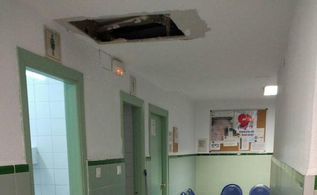Imagen de archivo de una de las últimas incicencias en el techo del actual consultorio. /SUR